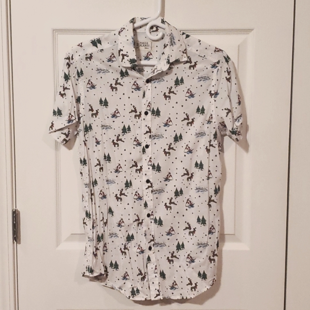 Free Planet Christmas shirt size small
